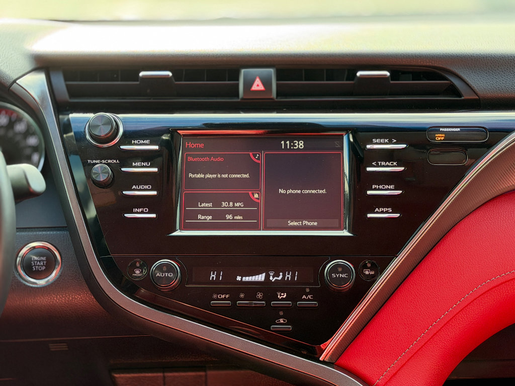 Used 2018 Toyota Camry XSE image 11