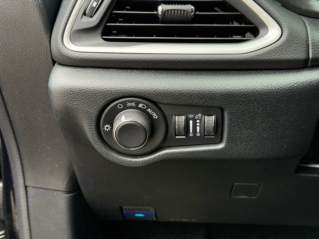 New 2026 Chrysler Voyager LX image 17