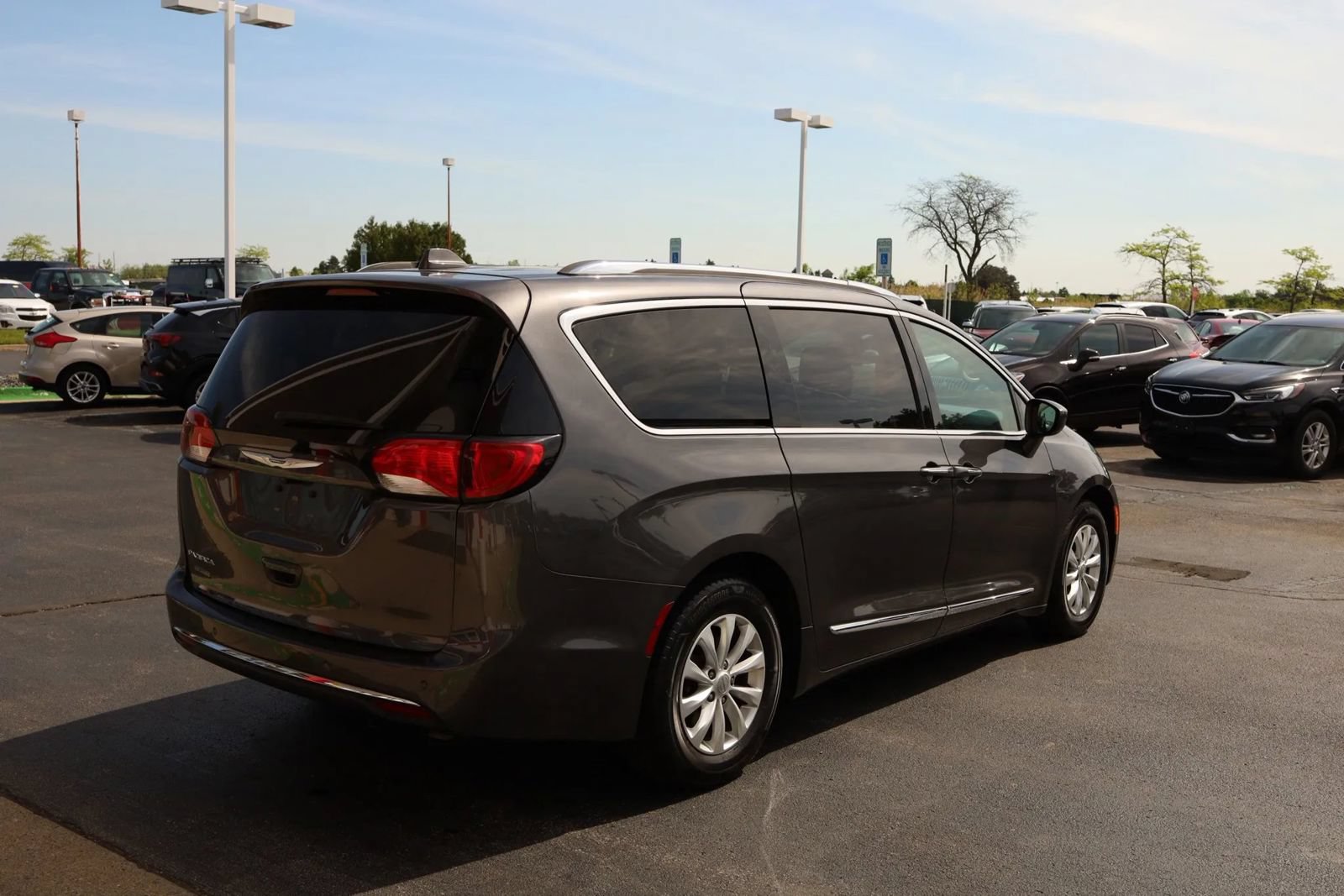 Used 2018 Chrysler Pacifica Touring-L FWD image 5