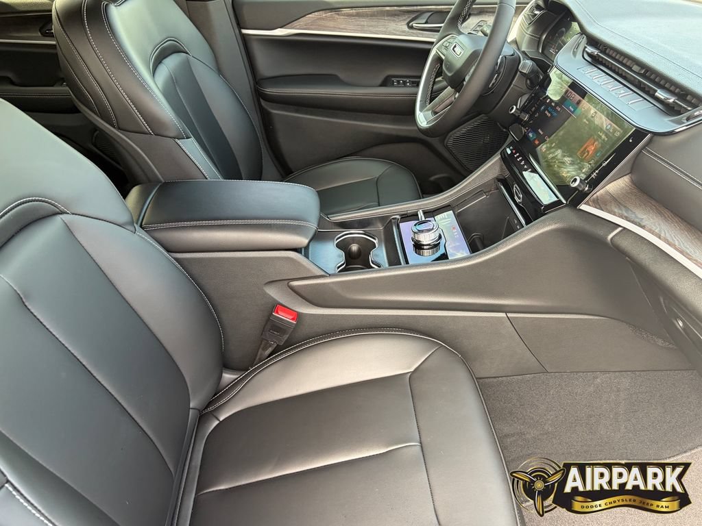 New 2026 Jeep Grand Cherokee Limited w/ Limited Altitude Package AWD/4WD image 11