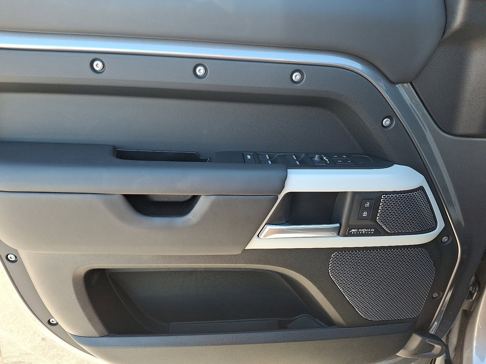 Used 2024 Land Rover Defender 110 X-Dynamic SE image 12