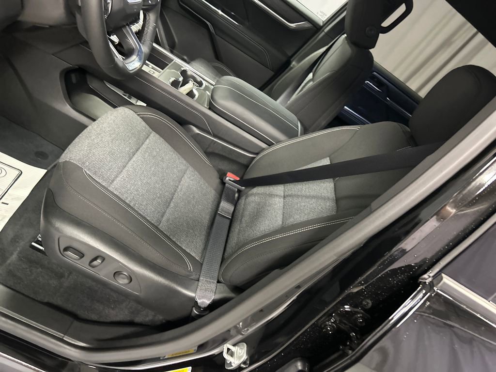 Used 2025 GMC Acadia Elevation image 12