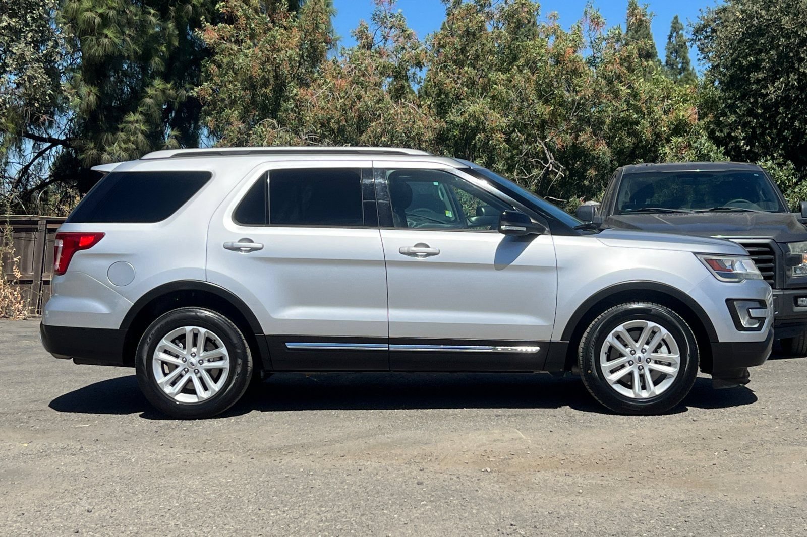 Certified 2017 Ford Explorer XLT w/ Equipment Group 201A FWD image 3
