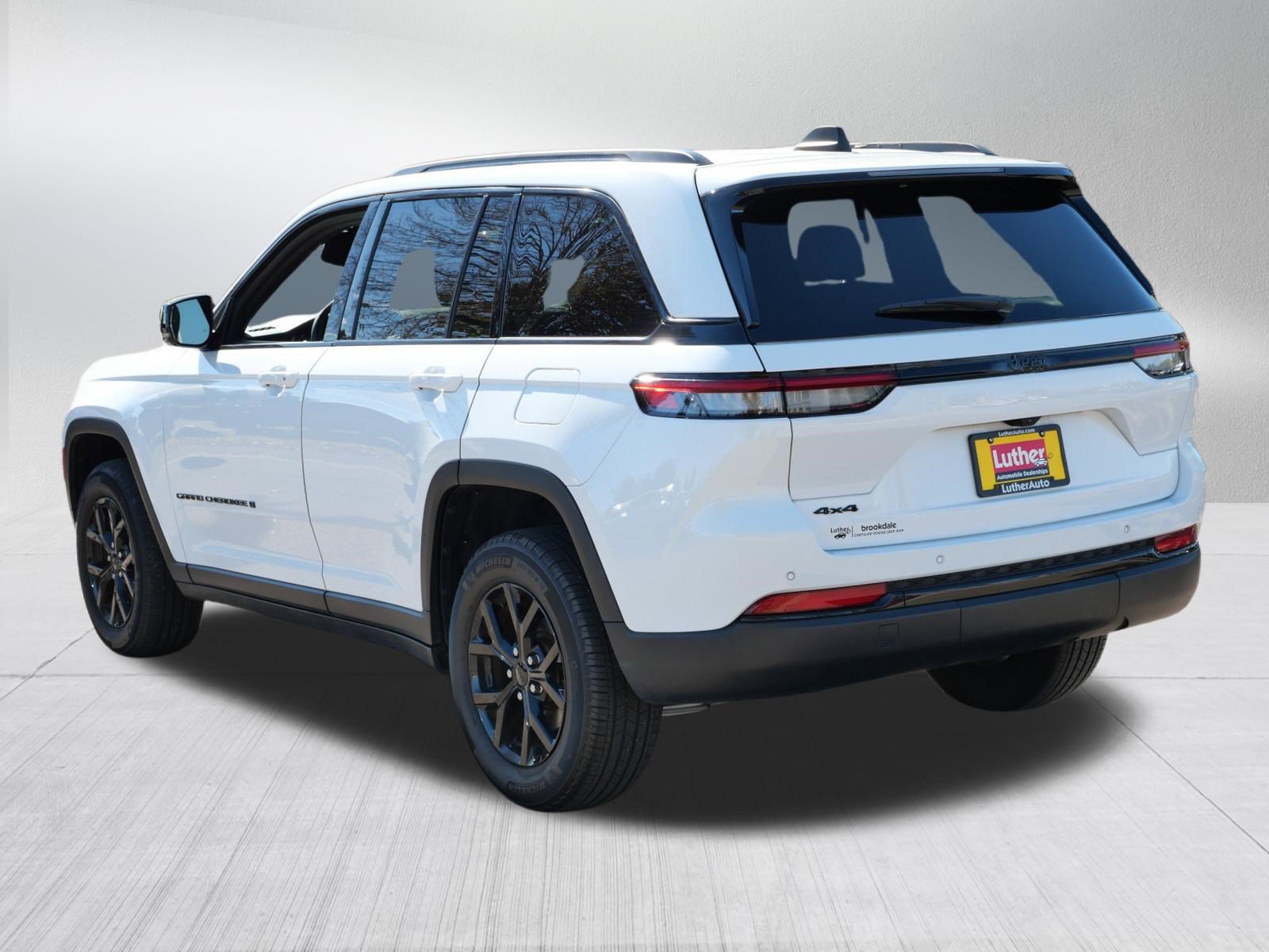 Used 2024 Jeep Grand Cherokee Altitude AWD/4WD image 5