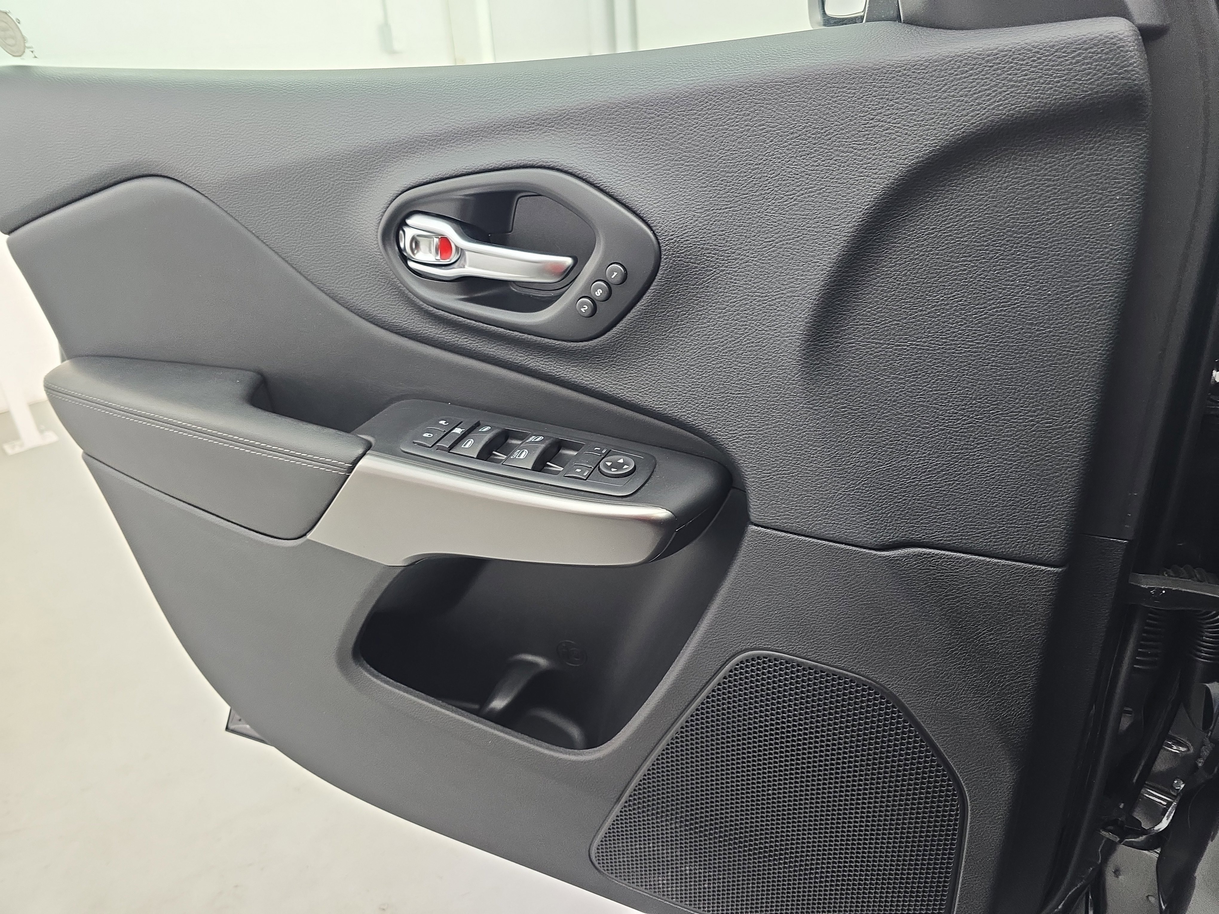 Used 2021 Jeep Cherokee Limited w/ Elite Package image 26