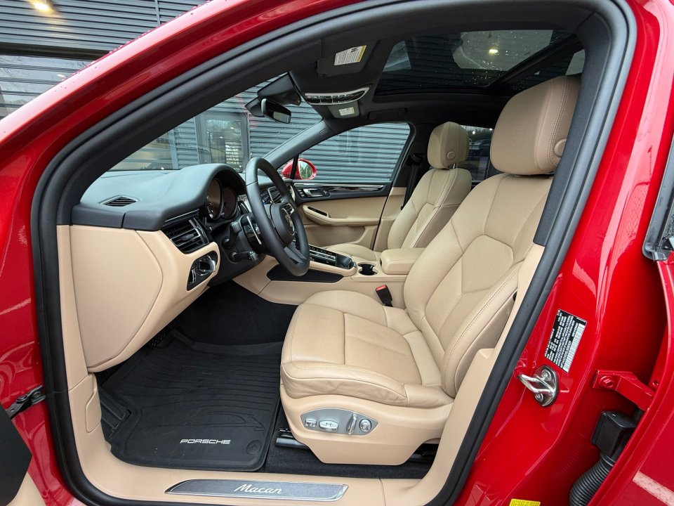 Certified 2025 Porsche Macan image 5