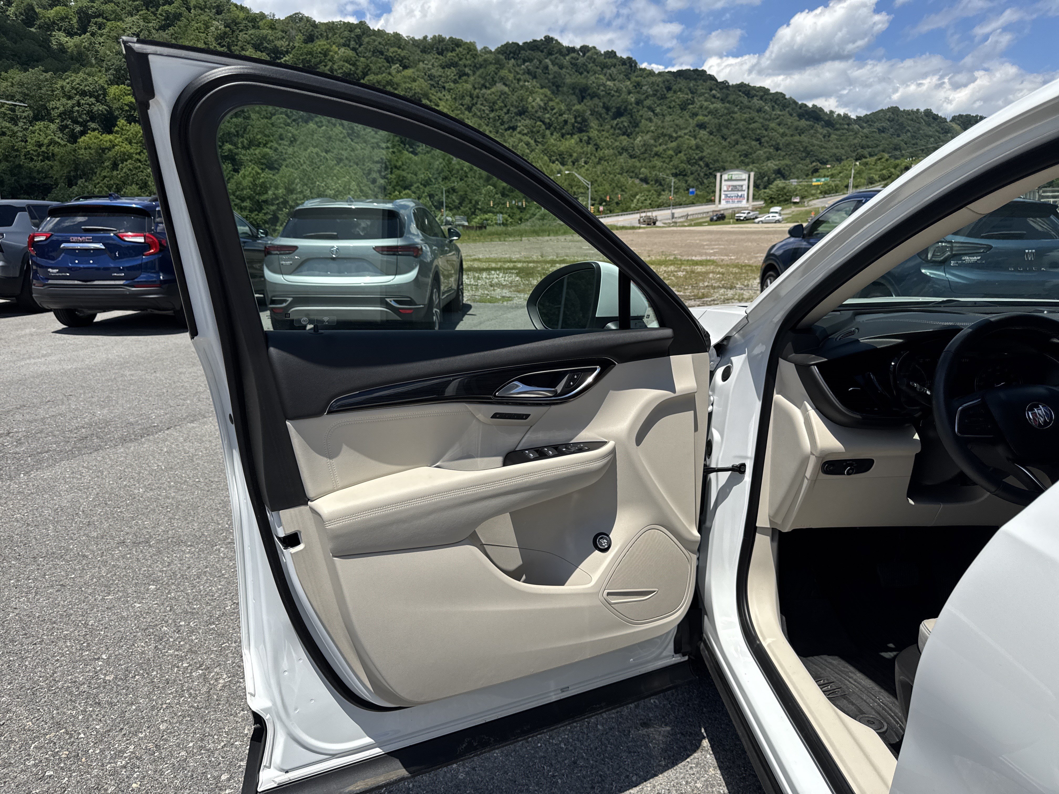 Used 2023 Buick Envision Essence AWD/4WD image 10