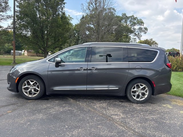 Used 2017 Chrysler Pacifica Limited w/ UConnect Theater Package image 3