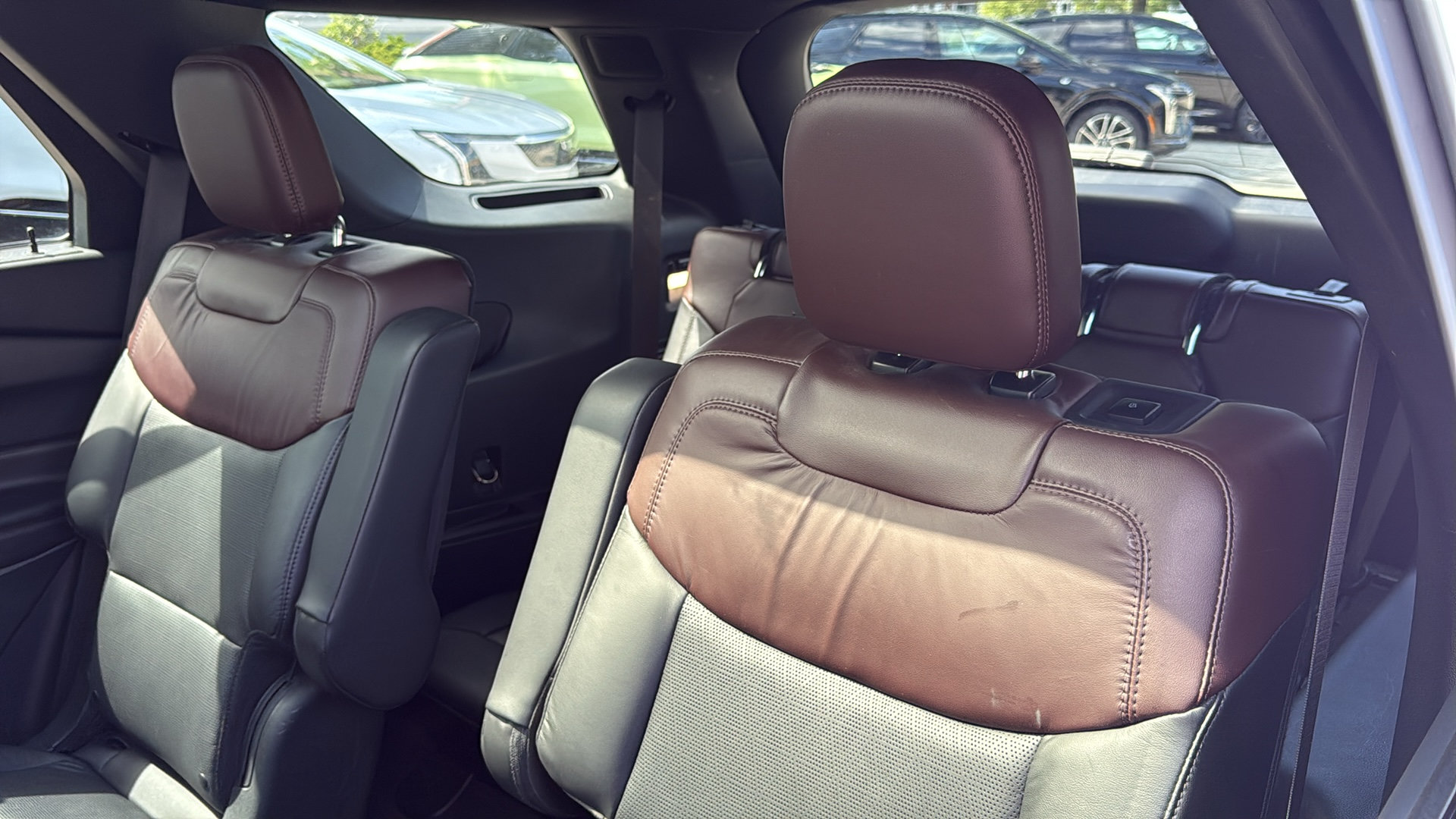 Used 2022 Ford Explorer Platinum w/ Equipment Group 601A AWD/4WD image 29