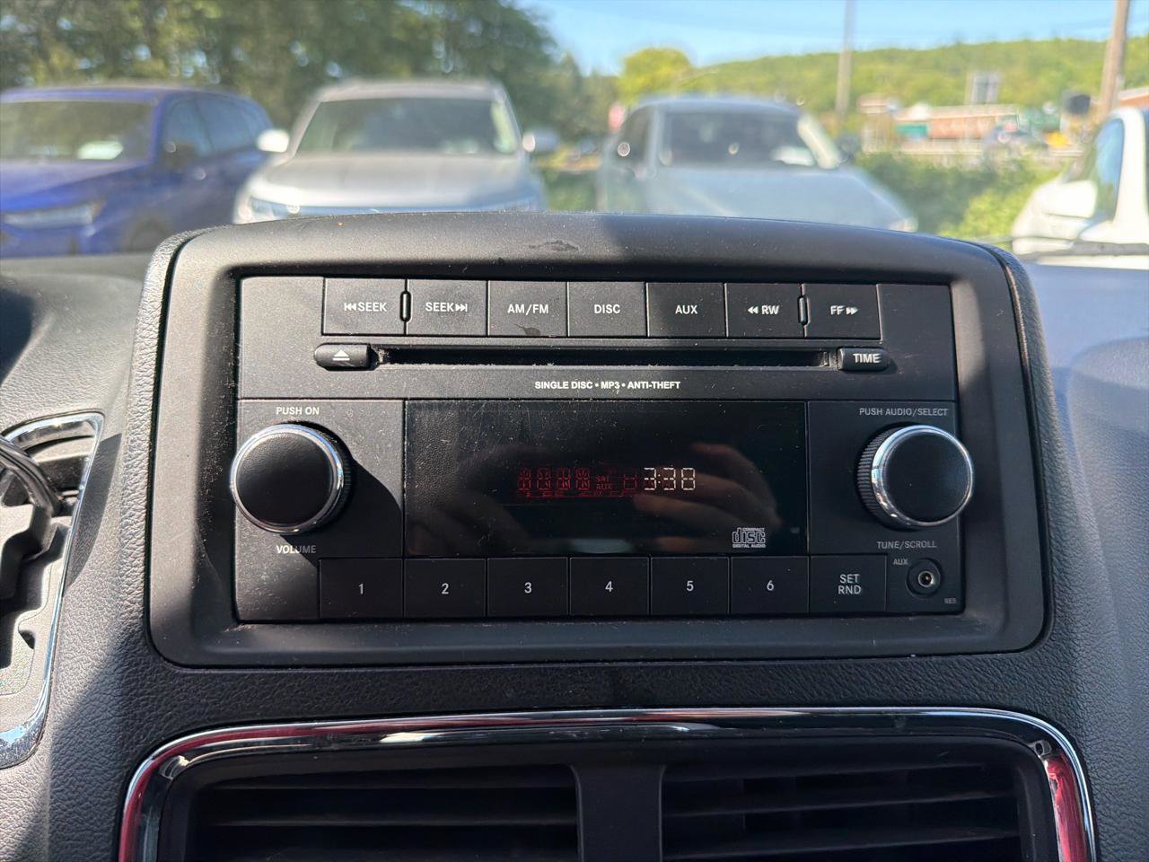 Used 2015 Dodge Grand Caravan SXT FWD image 28