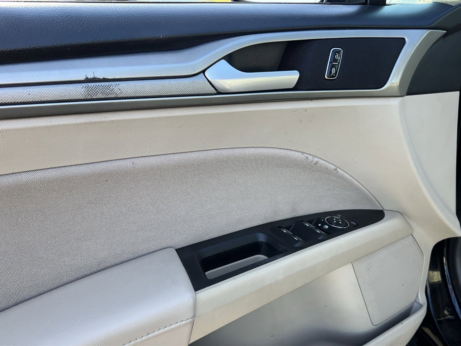 Used 2020 Ford Fusion SE image 15