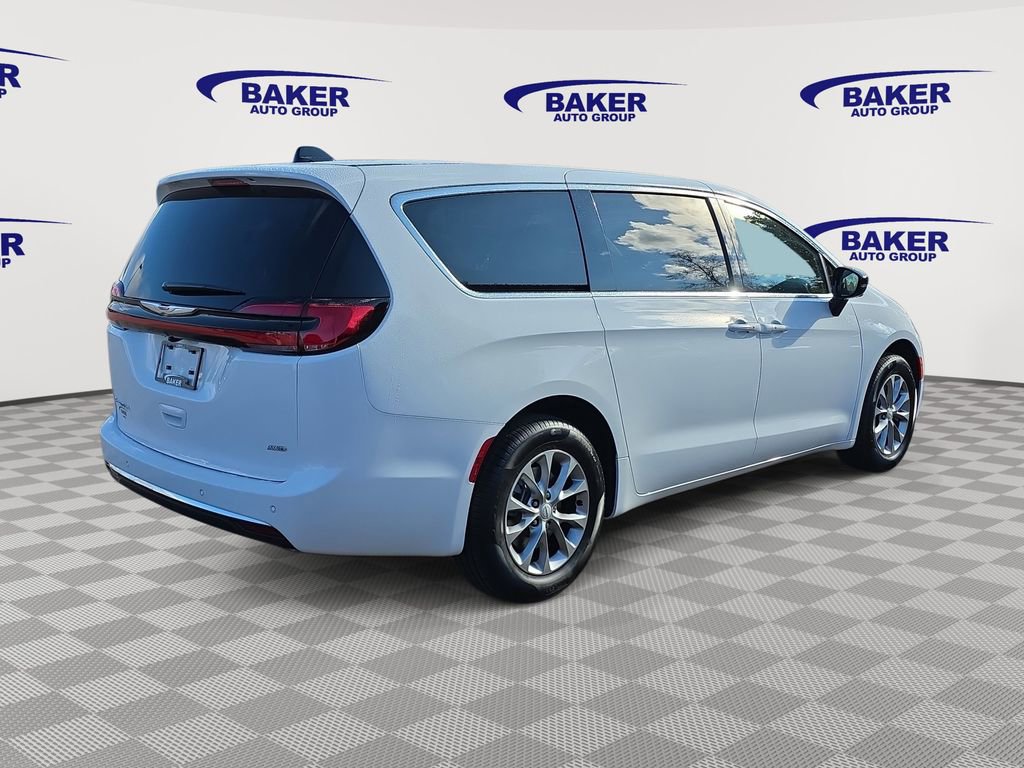 New 2026 Chrysler Pacifica Select image 3