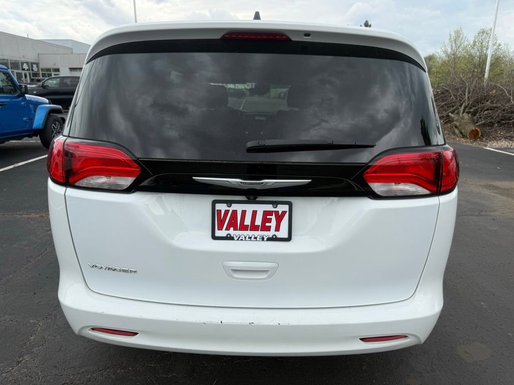 Certified 2023 Chrysler Voyager LX FWD image 4