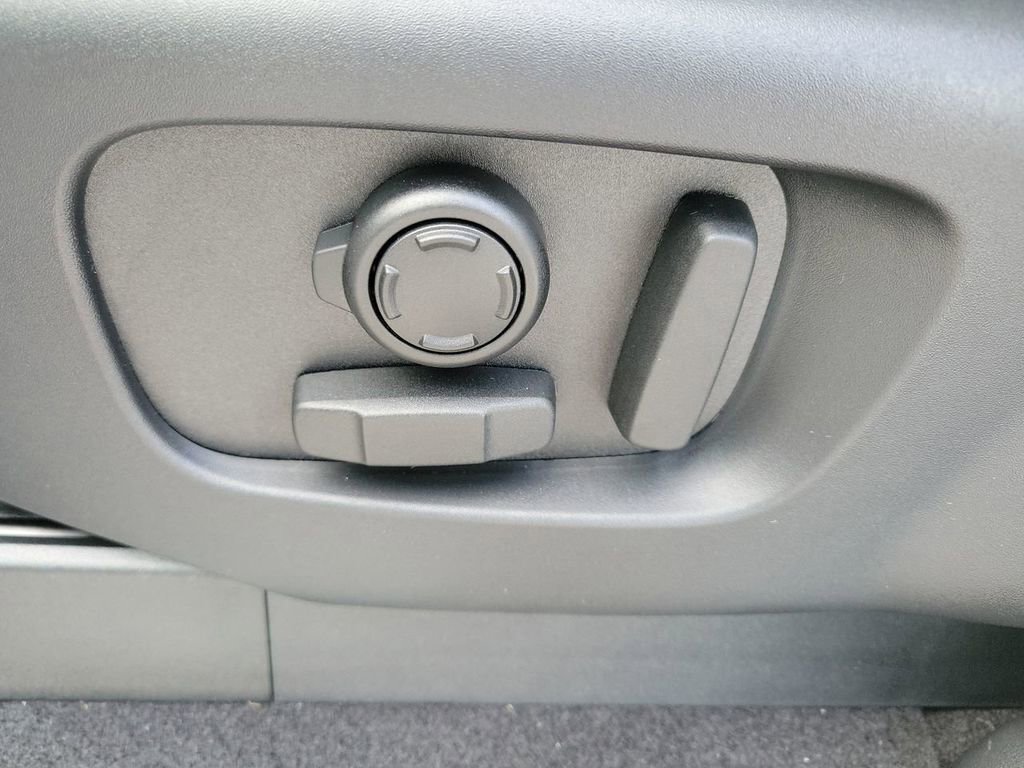 New 2025 Land Rover Discovery S image 27