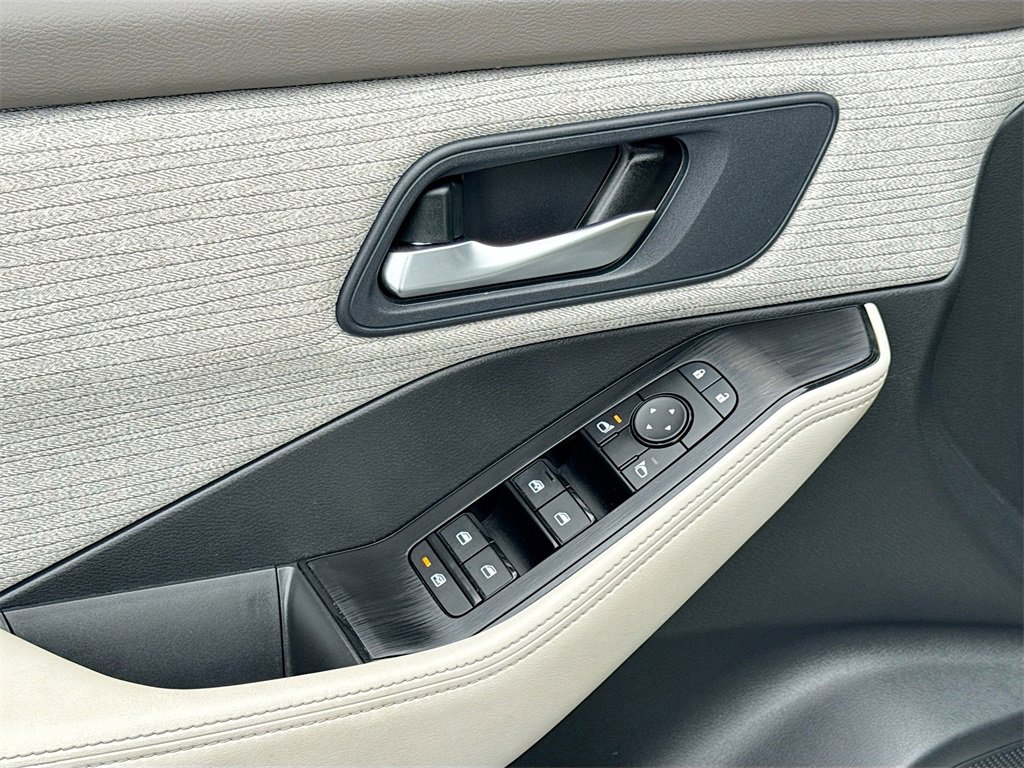 Used 2023 Nissan Rogue SV image 23