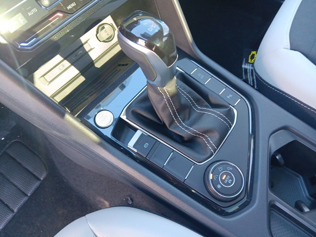 Used 2025 Volkswagen Taos SE w/ Panoramic Sunroof Package image 22