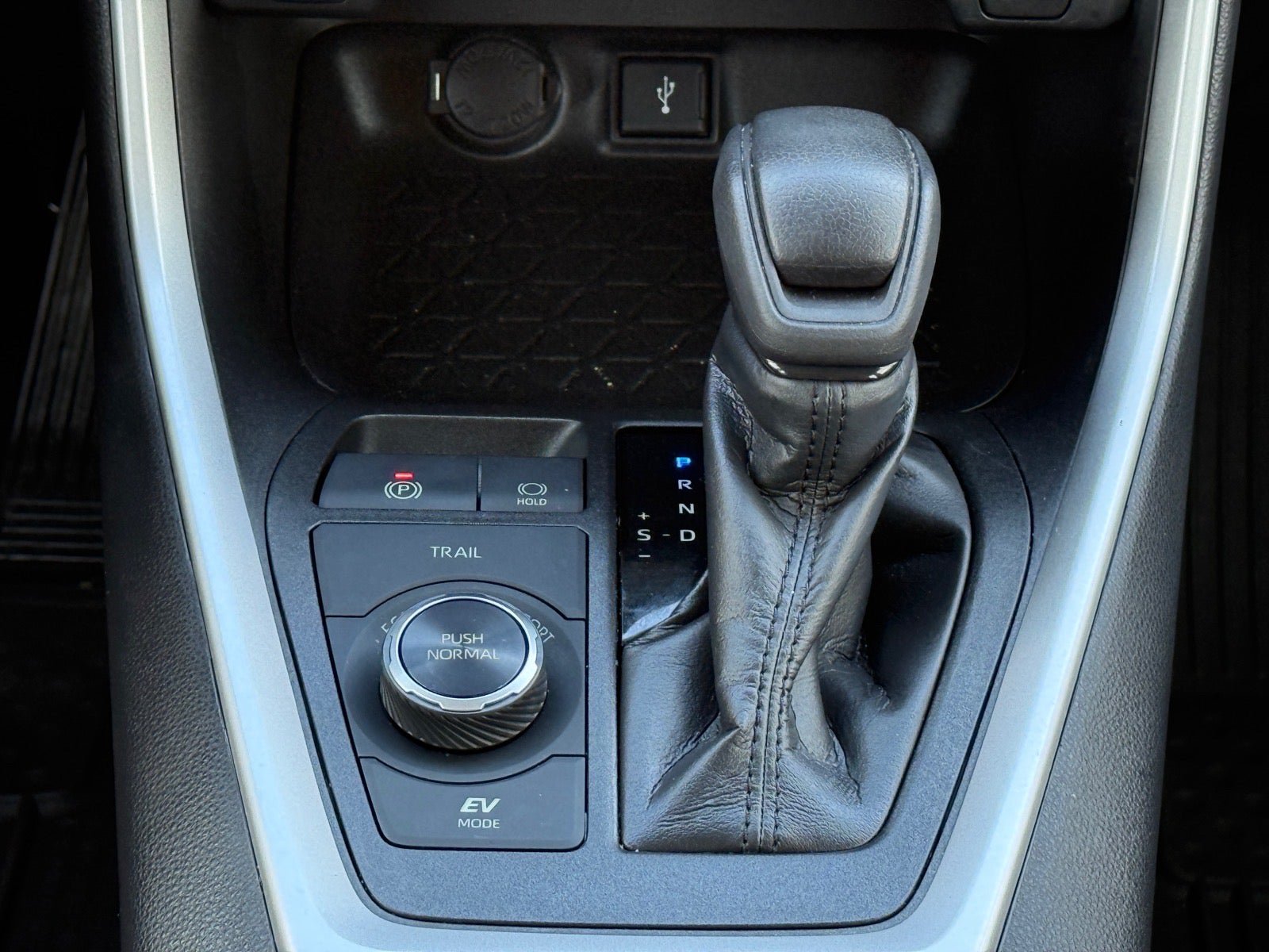 Used 2020 Toyota RAV4 LE w/ All Weather Liner Package AWD/4WD image 27