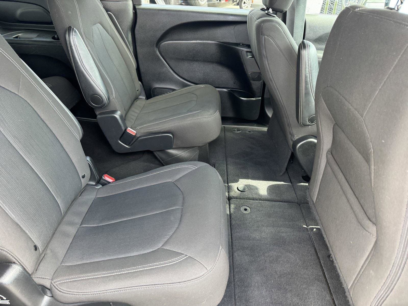 Used 2024 Chrysler Pacifica Touring FWD image 9
