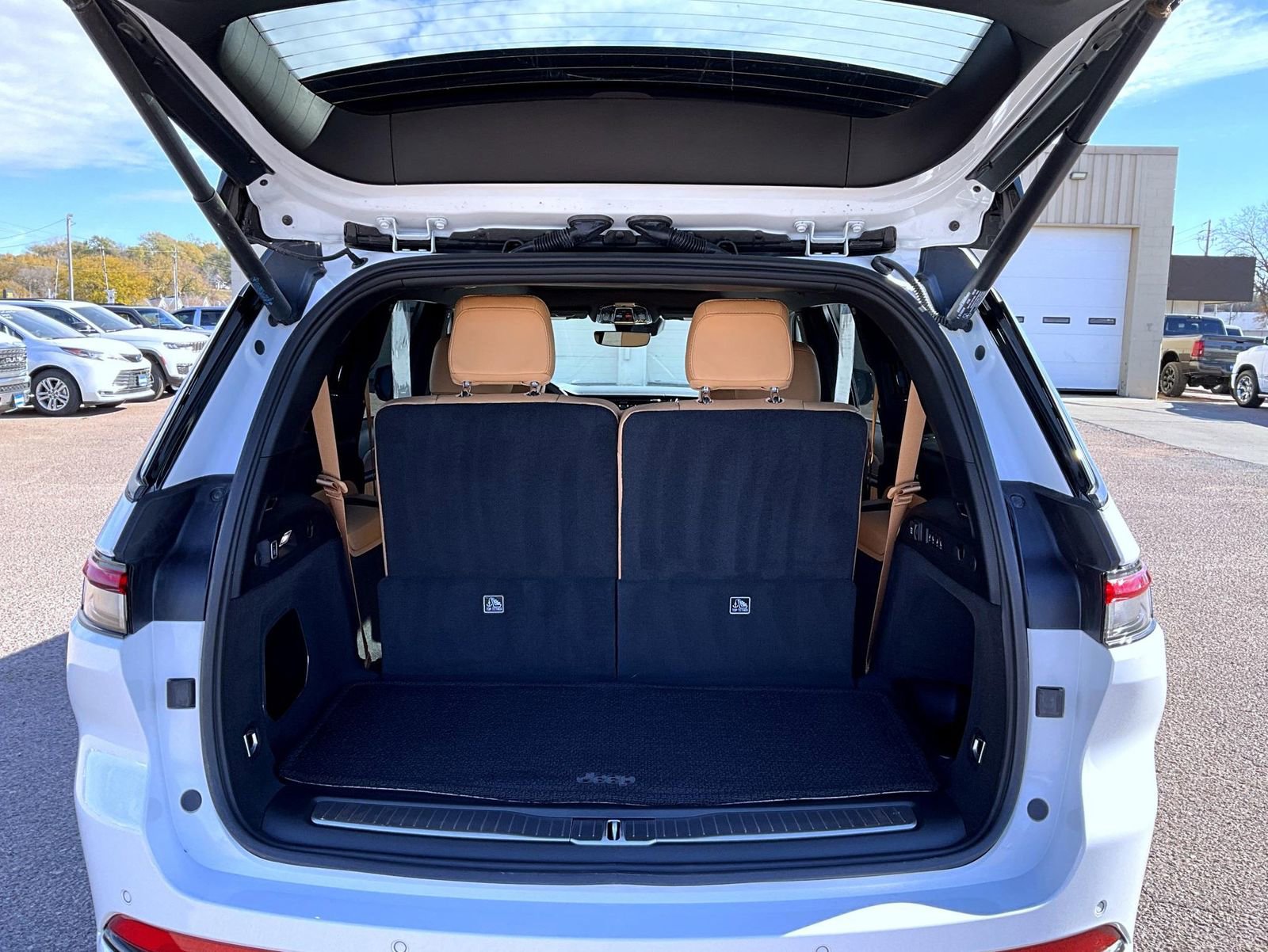 Certified 2025 Jeep Grand Cherokee L Summit w/ Obsidian Package image 9