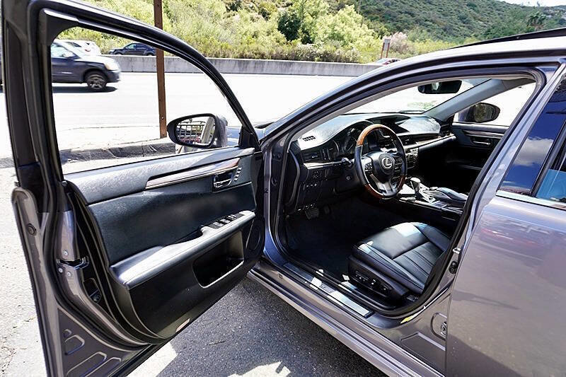 Used 2017 Lexus ES 350 w/ Luxury Package image 36
