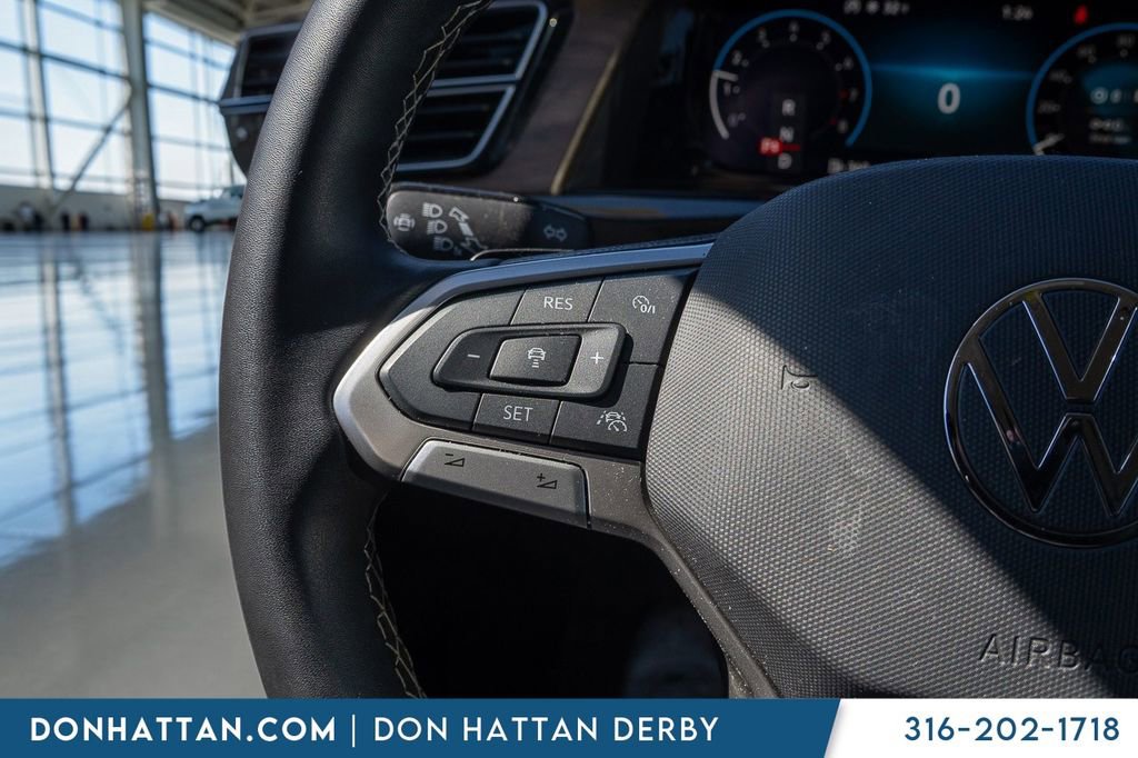 Used 2025 Volkswagen Atlas SE AWD/4WD image 11