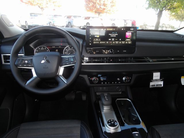 New 2025 Mitsubishi Outlander SE image 14