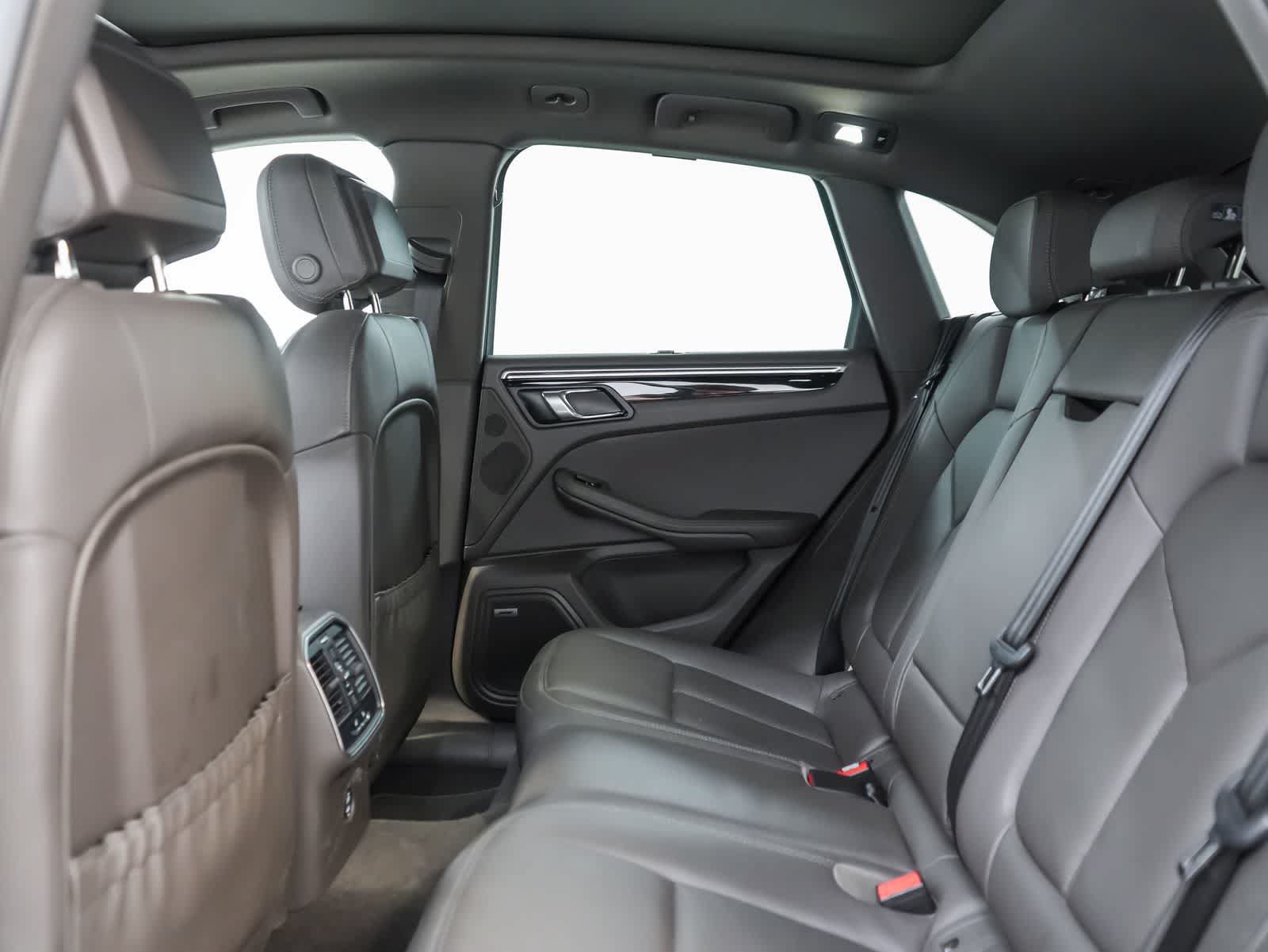 Certified 2024 Porsche Macan AWD/4WD image 23