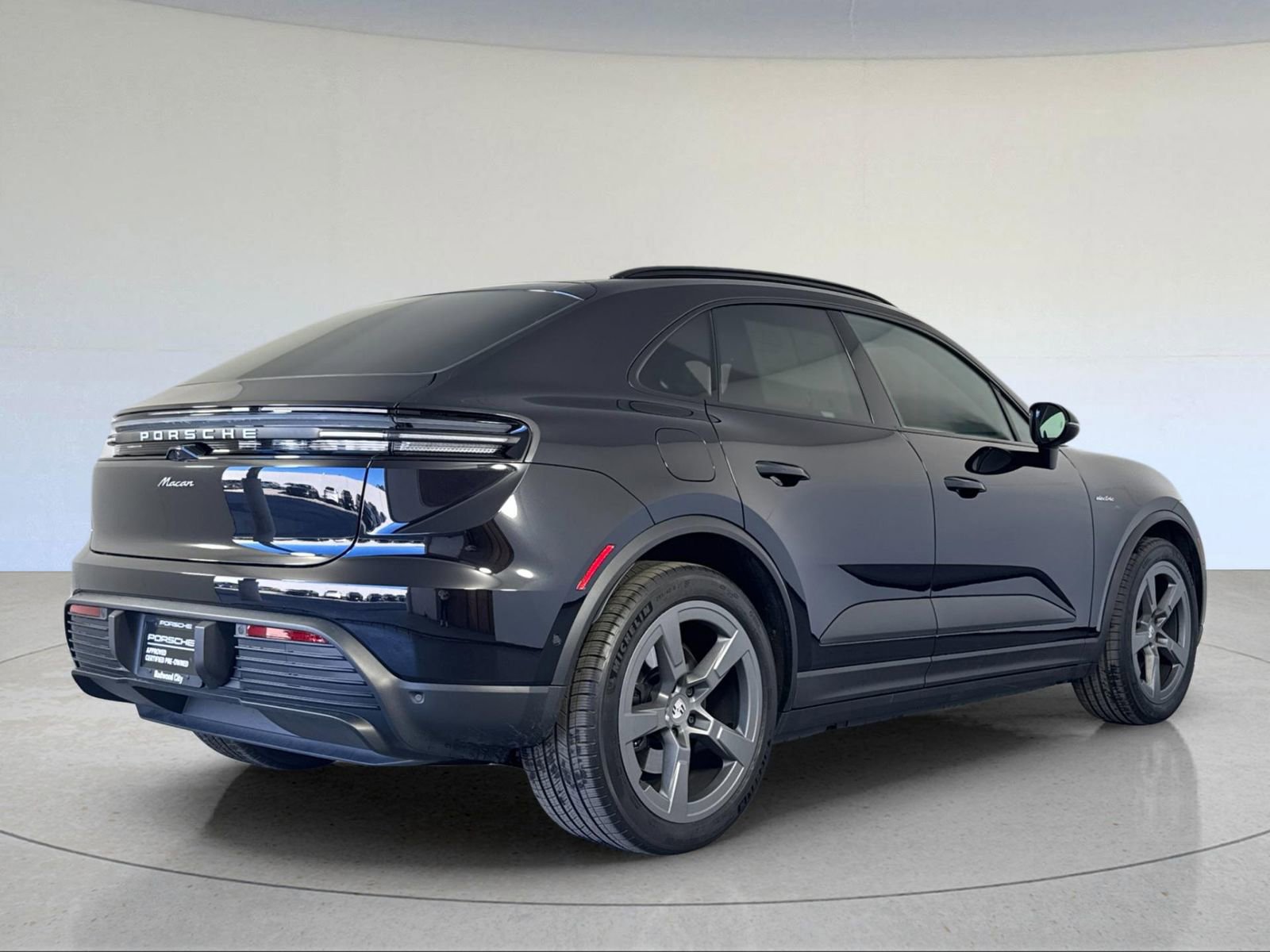 Certified 2025 Porsche Macan Electric image 8