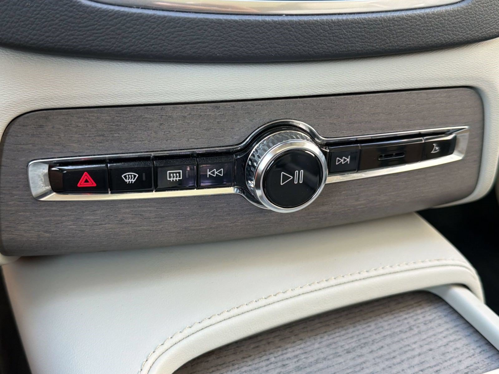 Certified 2024 Volvo XC90 B6 Ultimate AWD/4WD image 18
