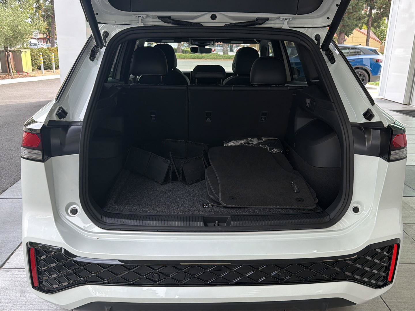 Certified 2026 Volkswagen Tiguan SE R-Line AWD/4WD image 13