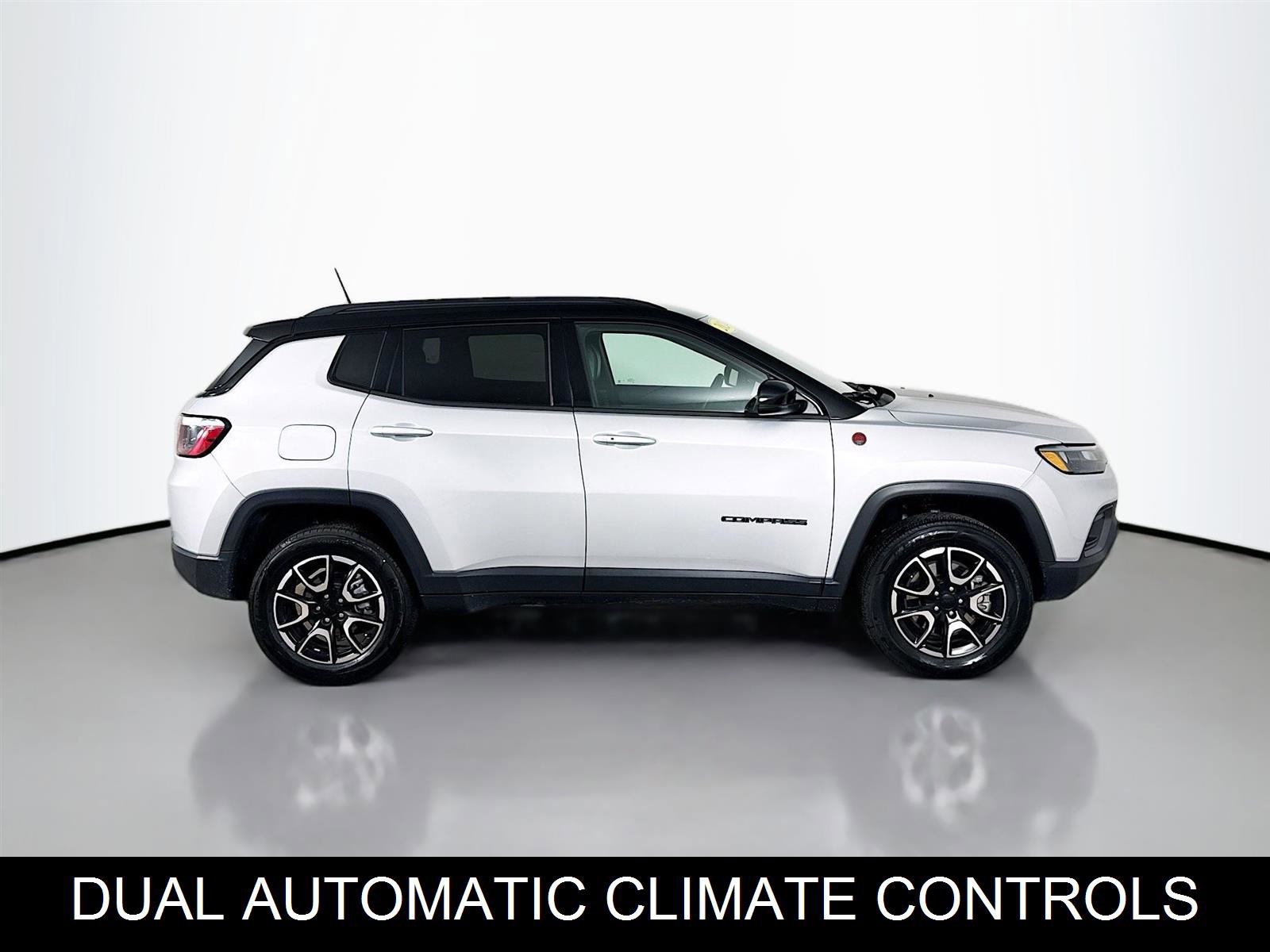 Used 2024 Jeep Compass Trailhawk AWD/4WD image 16