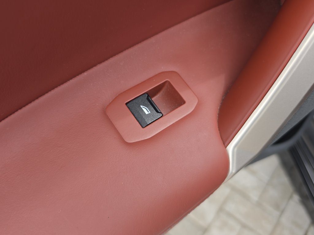 Used 2023 BMW iX M60 AWD/4WD image 9