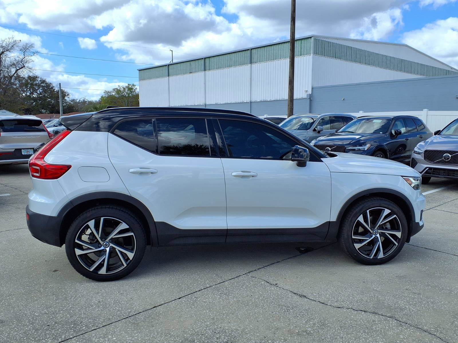 Used 2022 Volvo XC40 T5 R-Design w/ Advanced Package image 8
