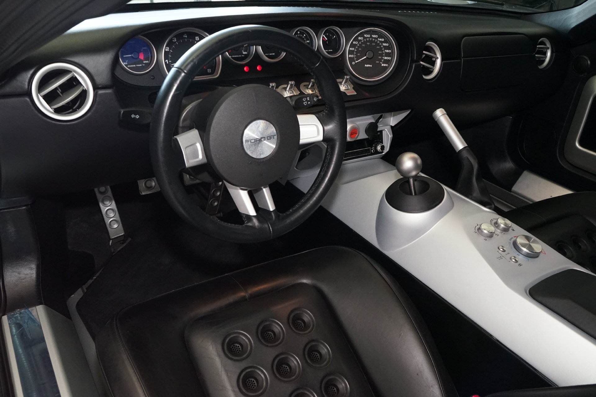 Used 2006 Ford GT RWD image 10