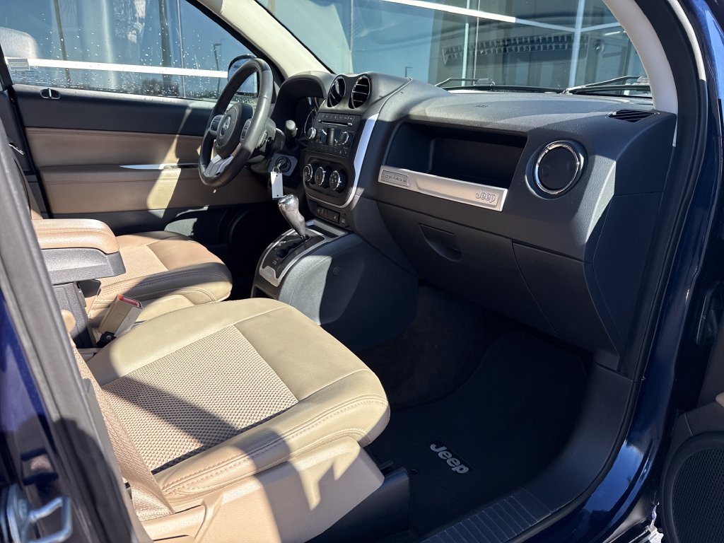 Used 2017 Jeep Compass Latitude FWD image 30