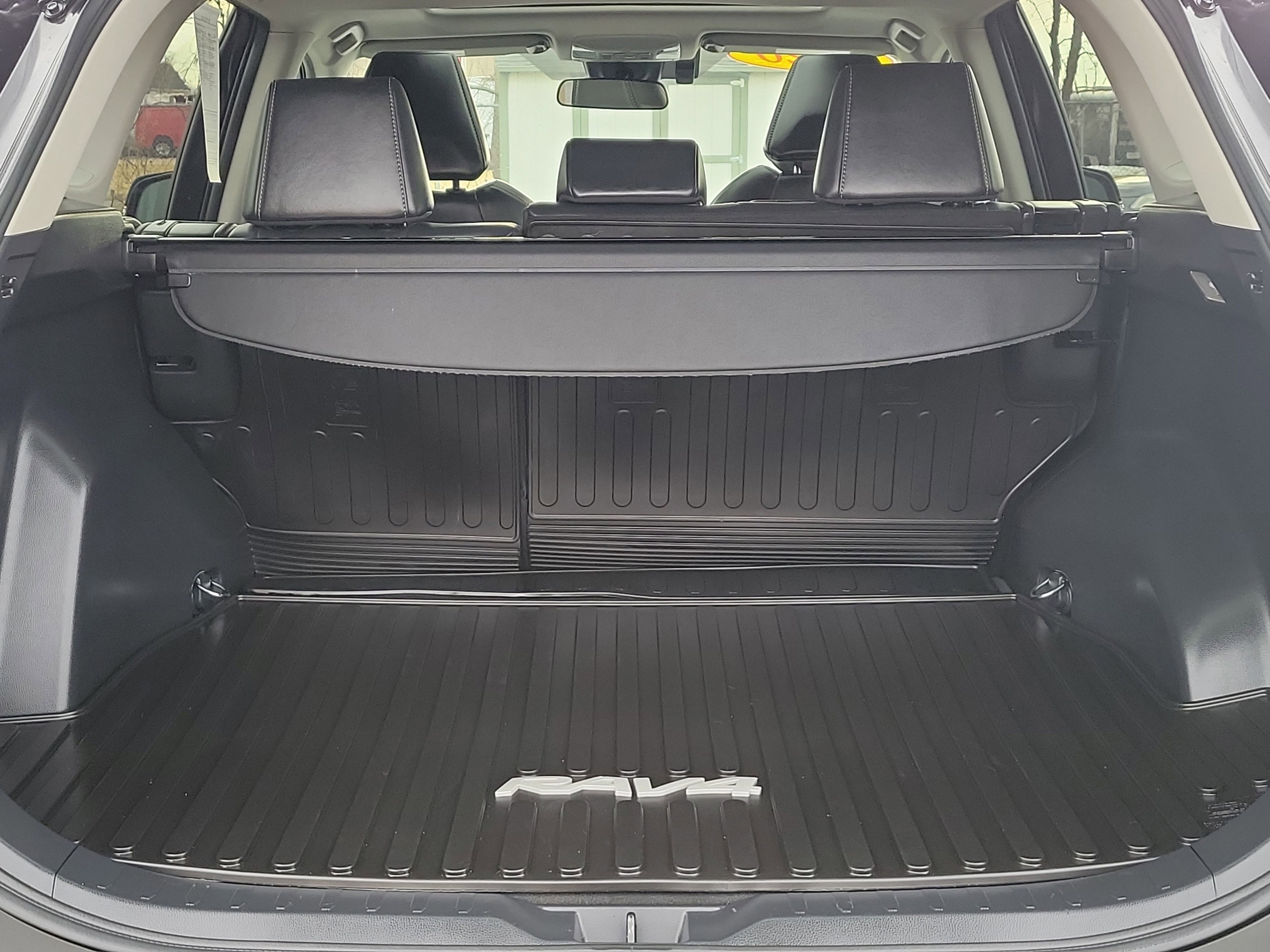 Used 2020 Toyota RAV4 XLE Premium image 7