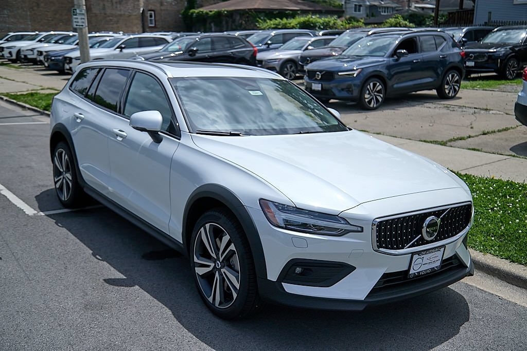 New 2026 Volvo V60 B5 Cross Country Plus w/ Climate Package AWD/4WD image 4