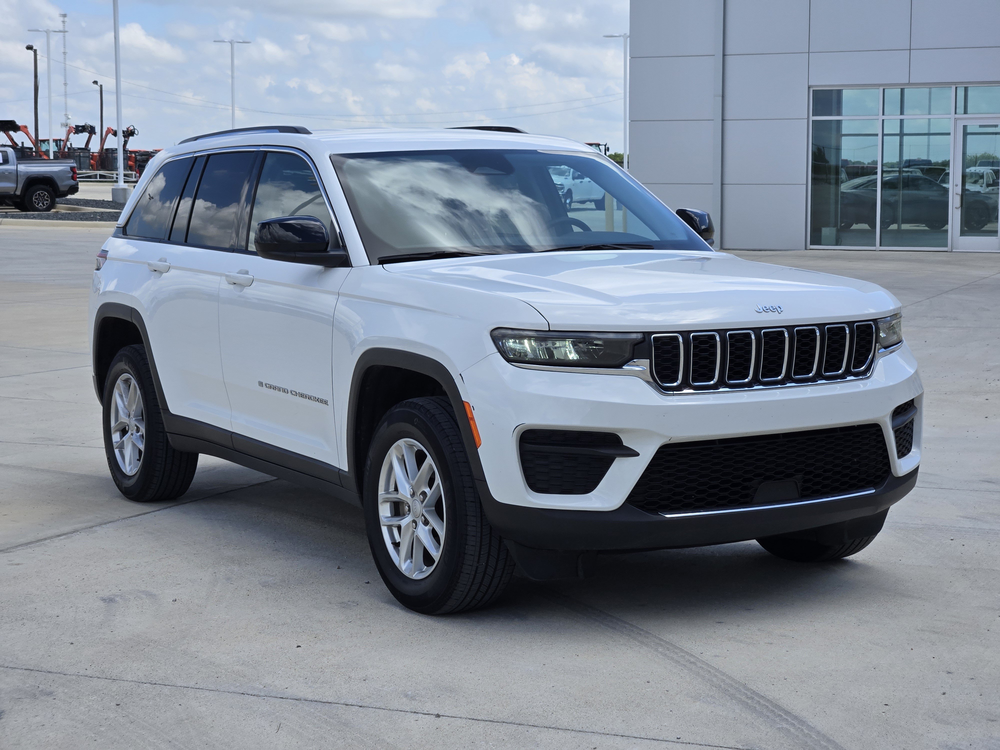 Used 2023 Jeep Grand Cherokee Laredo w/ Luxury Tech Group I AWD/4WD image 4