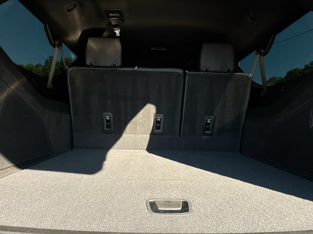 Used 2026 Cadillac Escalade ESV Luxury w/ LPO, Floor Liner Package RWD image 32