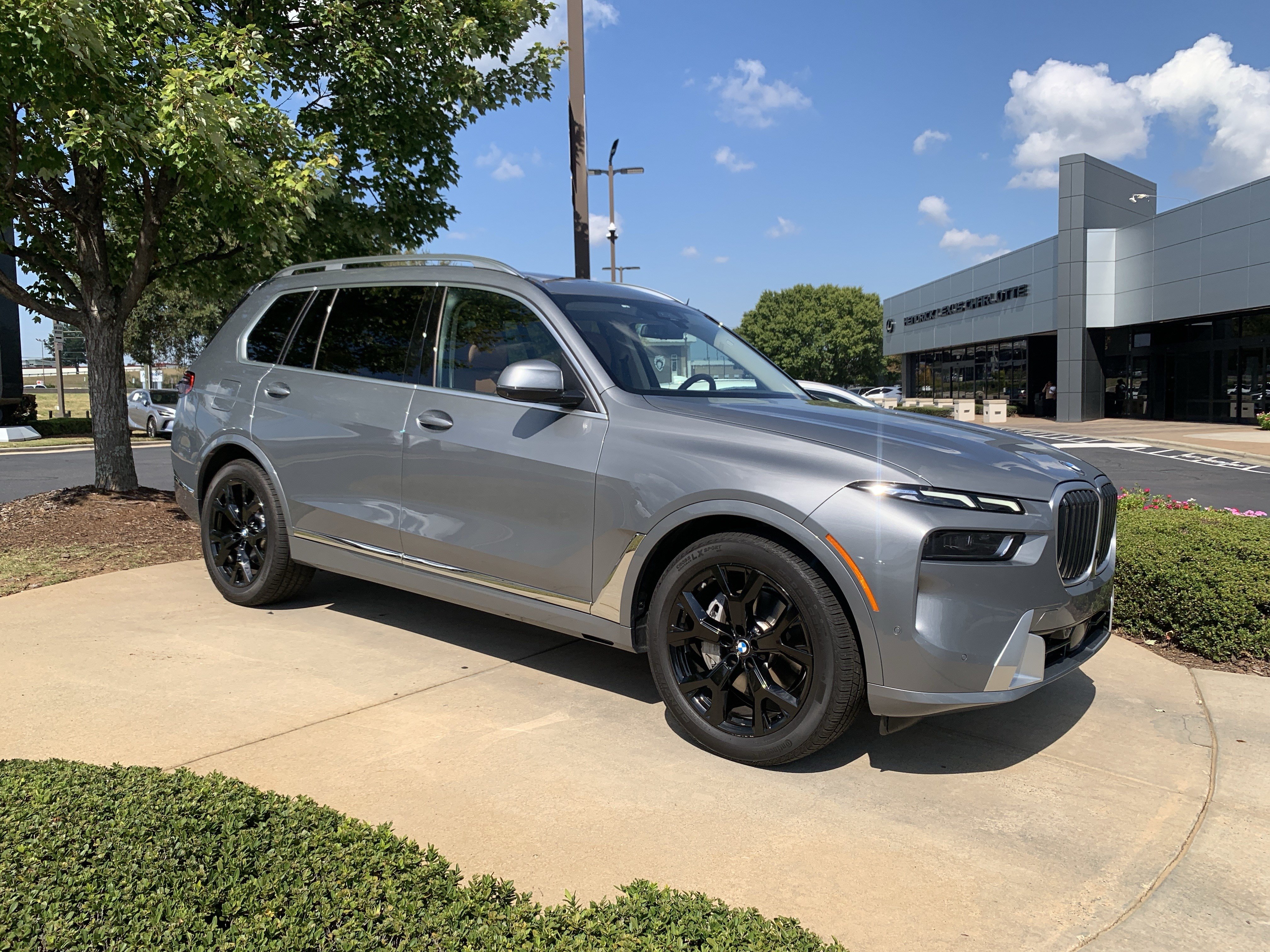 Used 2023 BMW X7 xDrive40i w/ Premium Package AWD/4WD image 2