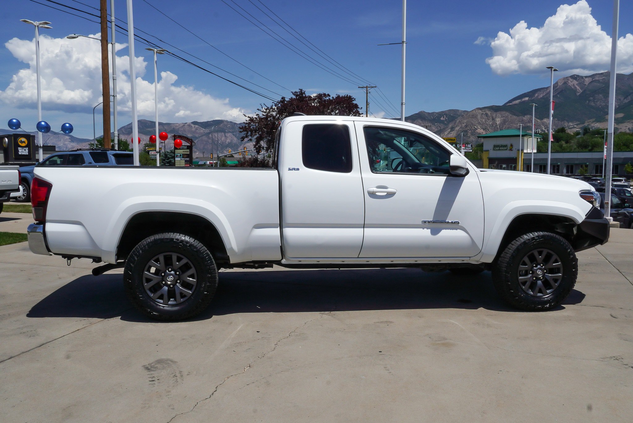Used 2023 Toyota Tacoma SR5 AWD/4WD image 9