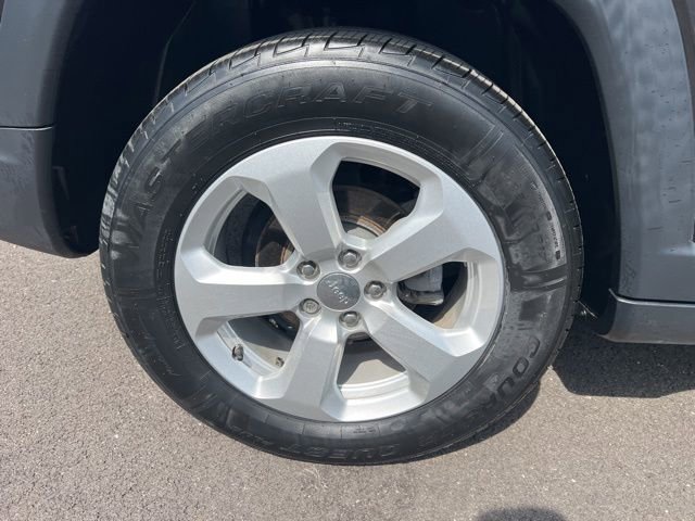 Used 2017 Jeep Compass Latitude w/ Popular Equipment Group FWD image 26