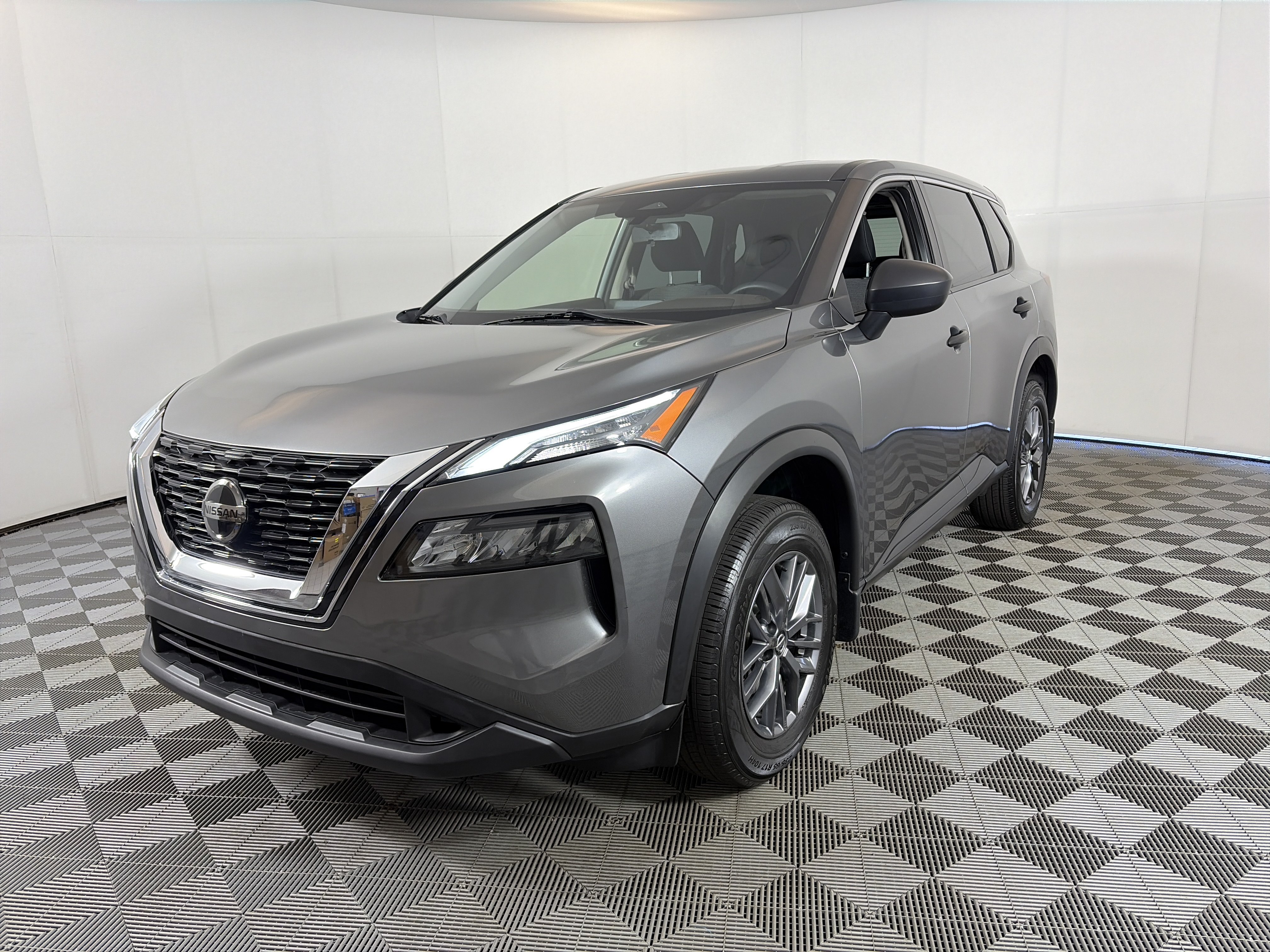 Used 2021 Nissan Rogue S AWD/4WD image 2