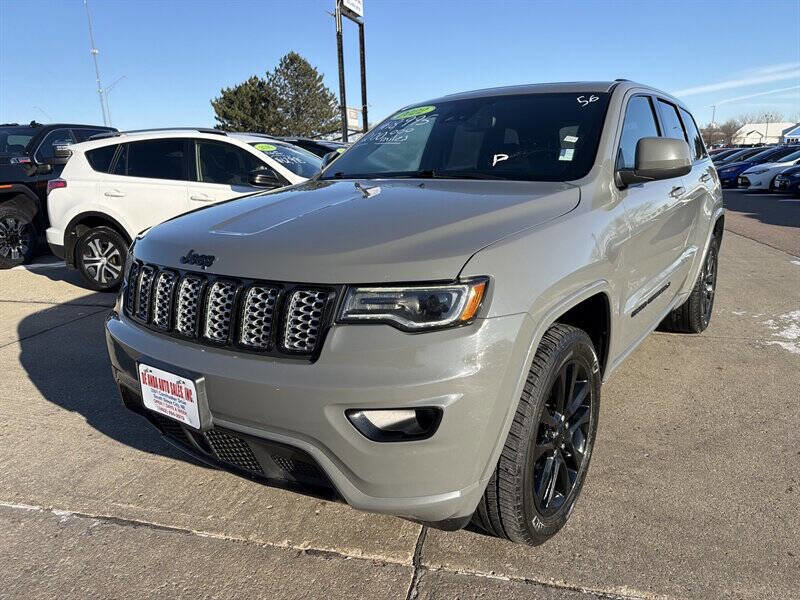 Used 2022 Jeep Grand Cherokee Laredo X AWD/4WD image 1