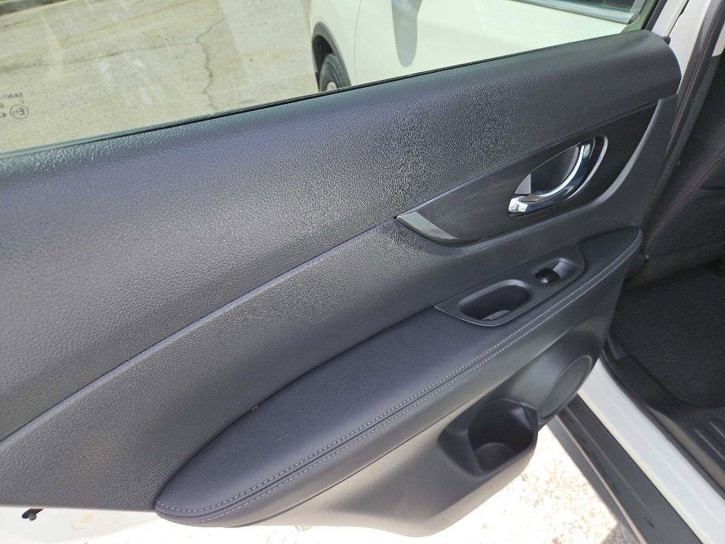 Used 2018 Nissan Rogue SV image 24