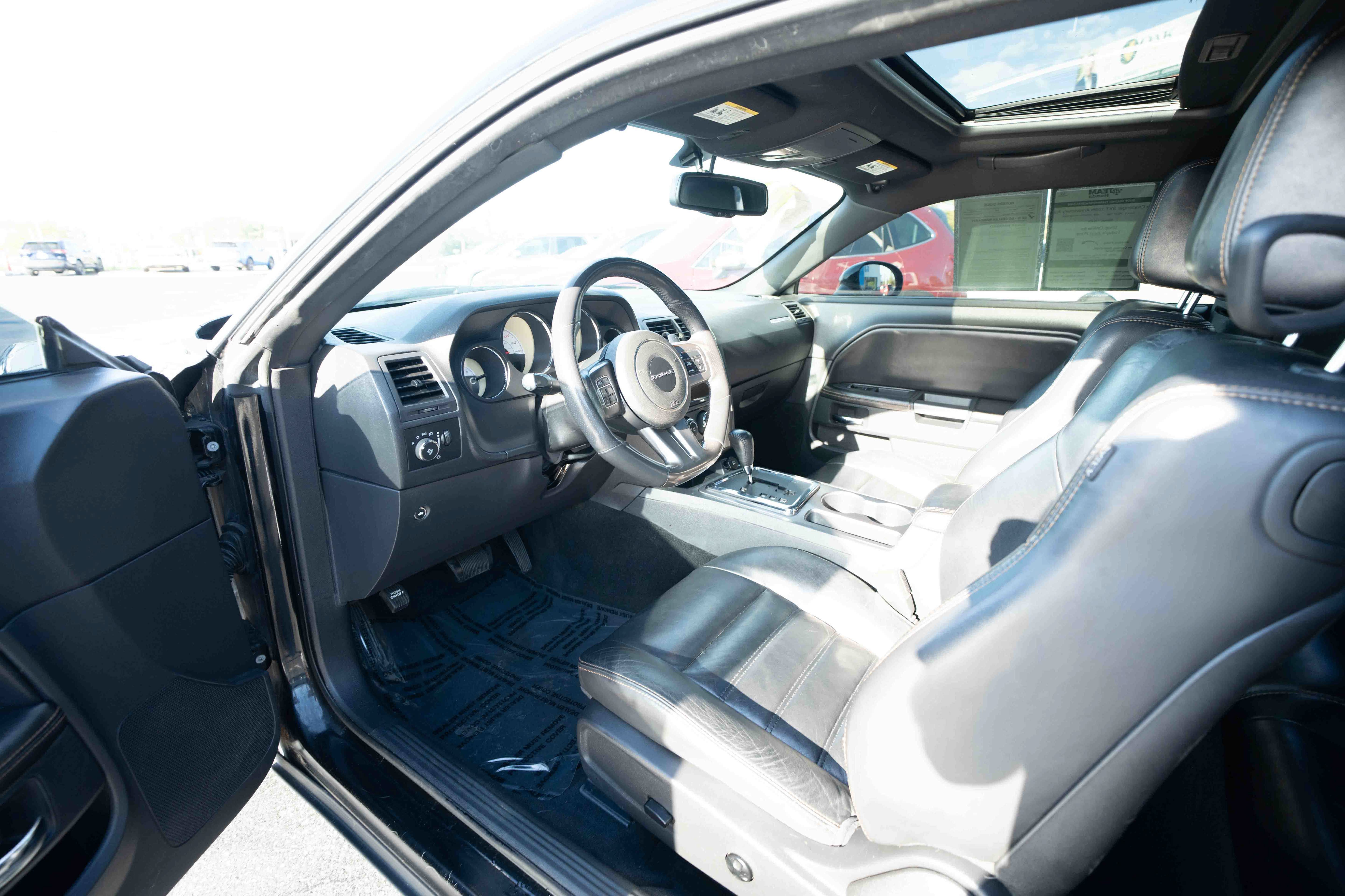 Used 2014 Dodge Challenger SXT RWD image 8