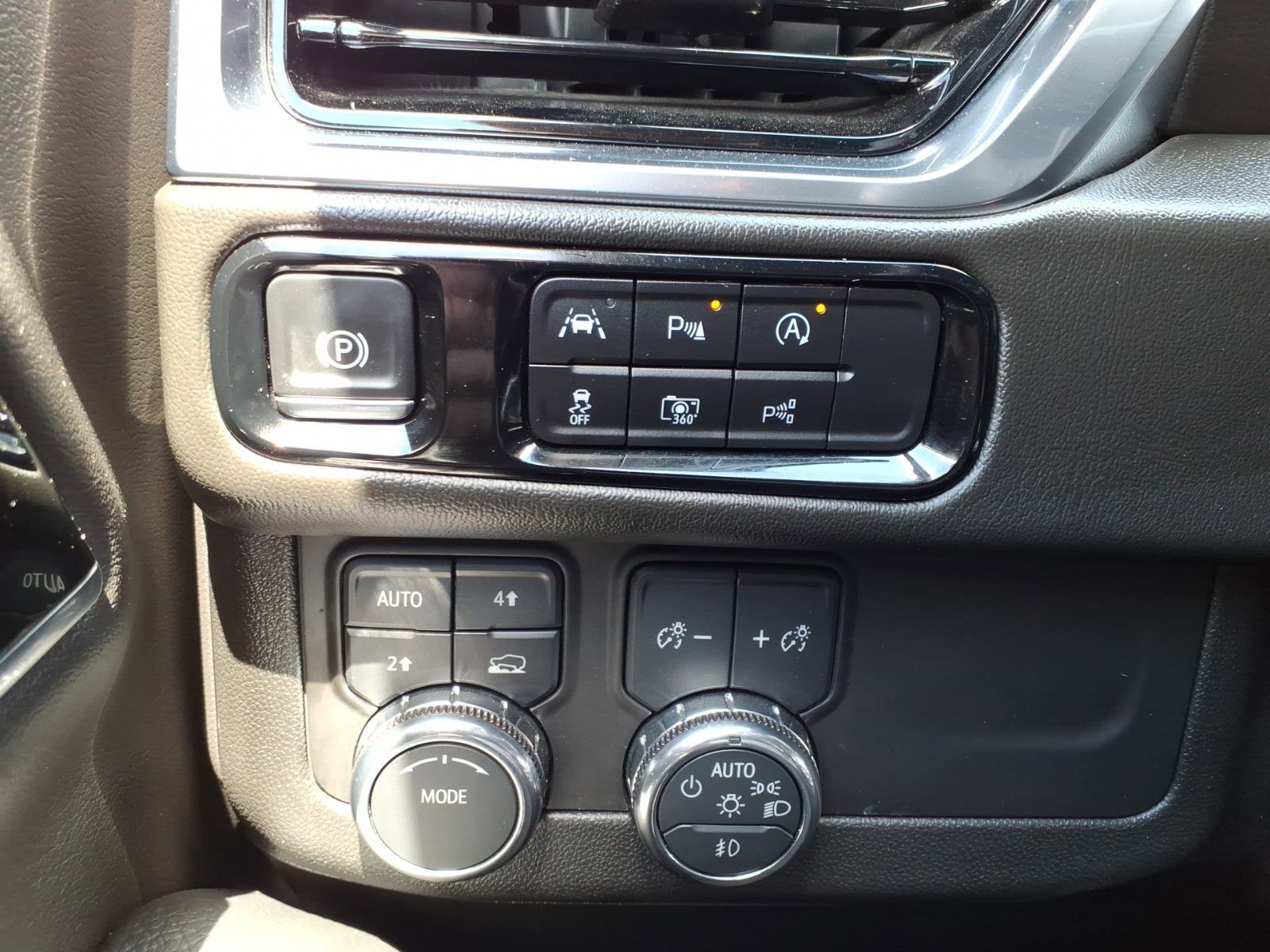 Used 2025 GMC Yukon XL Denali AWD/4WD image 24
