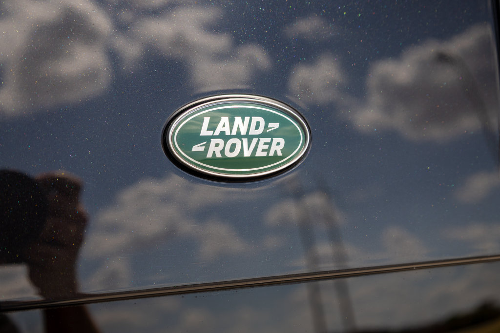 Used 2023 Land Rover Defender 110 V8 AWD/4WD image 32