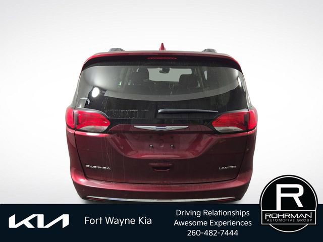 Used 2019 Chrysler Pacifica Limited w/ Tire & Wheel Group FWD image 8