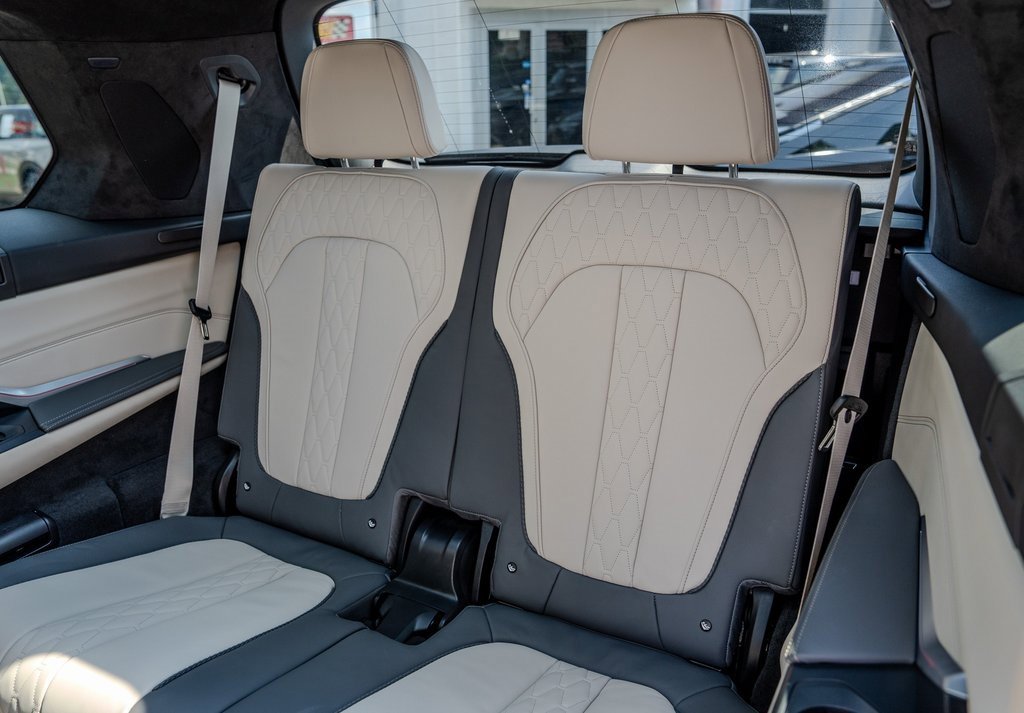 Used 2025 BMW X7 M60i image 21